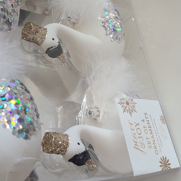 🎄❄️Stunning Feathered Holiday Christmas Swan Ornaments ✨️Elegant - Picture 5 of 6